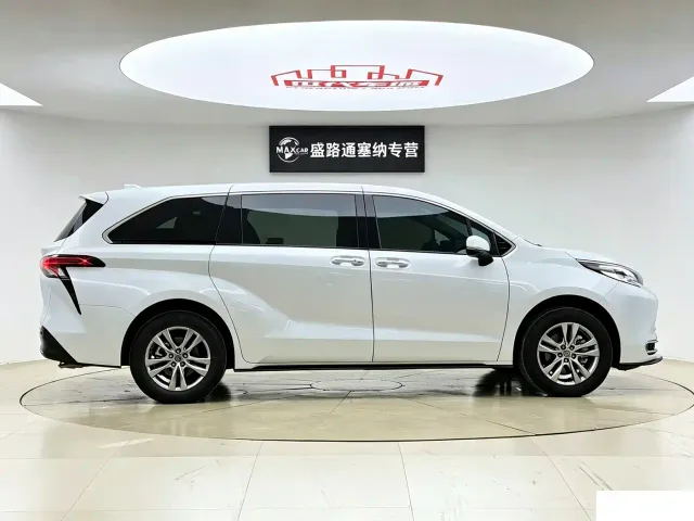Toyota Sienna — Фото автомобиля 11