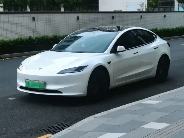 Фотография автомобиля — Tesla Model 3