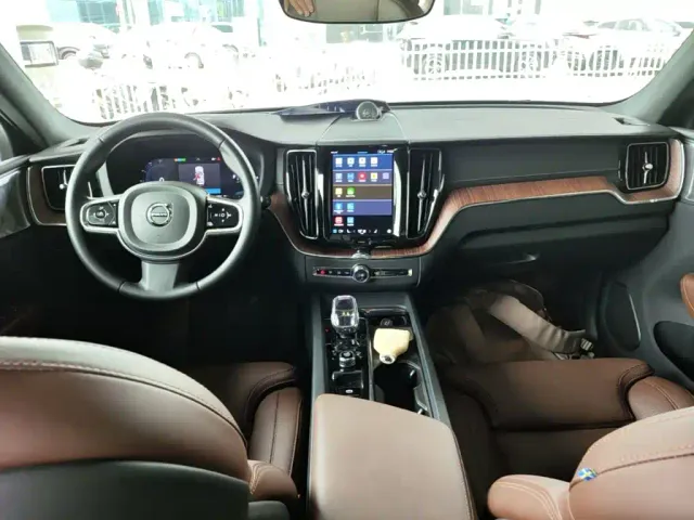 Volvo XC60 — Фото автомобиля 9