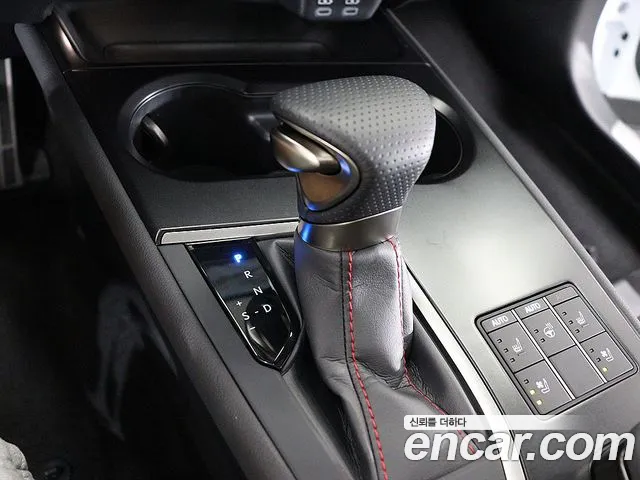 Lexus UX — Фото автомобиля 9