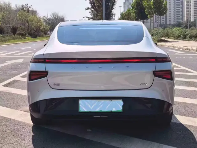 Xpeng P7 — Фото автомобиля 8