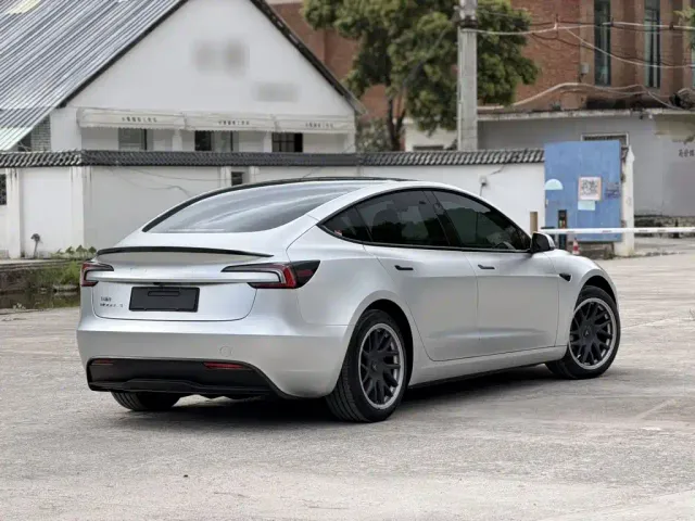 Tesla Model 3 — Фото автомобиля 6