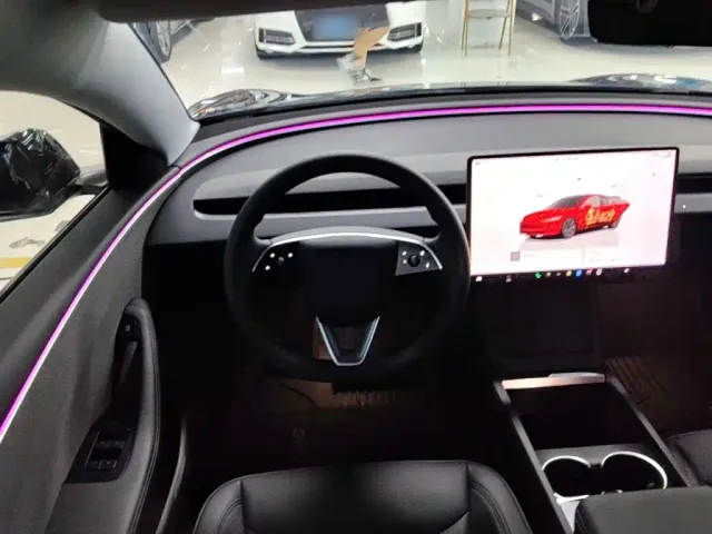Tesla Model 3 — Фото автомобиля 10
