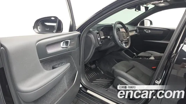 Вольво XC40 B4 Black Edition — Фото автомобиля 10