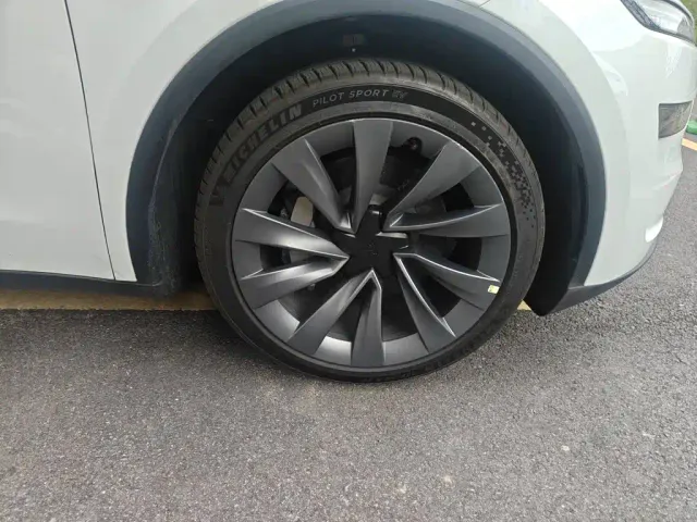 Tesla Model Y — Фото автомобиля 24