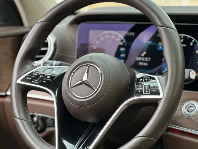 Mercedes-Benz E-Class — Фото автомобиля 12
