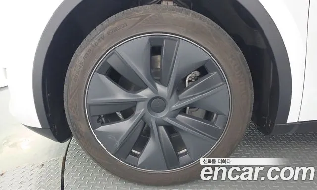 Tesla Model Y — Фото автомобиля 5