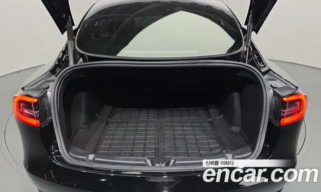 Tesla Model 3 — Фото автомобиля 24