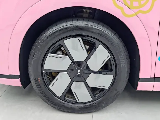 Xpeng X9 — Фото автомобиля 8