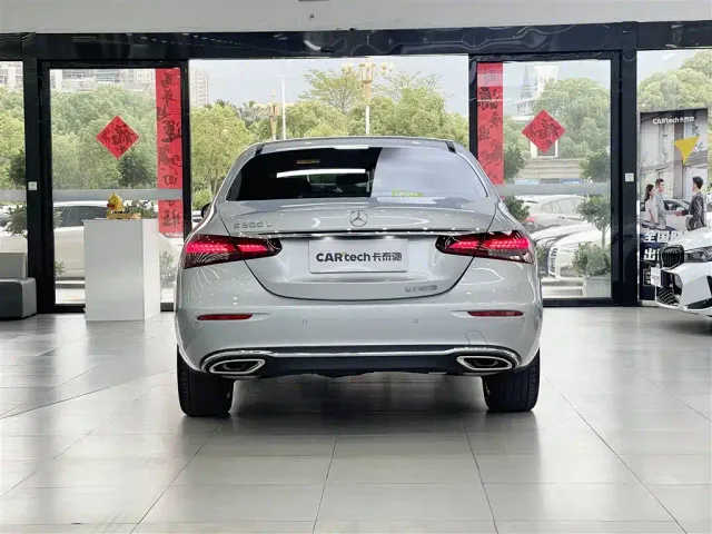 Mercedes-Benz E-Class — Фото автомобиля 4