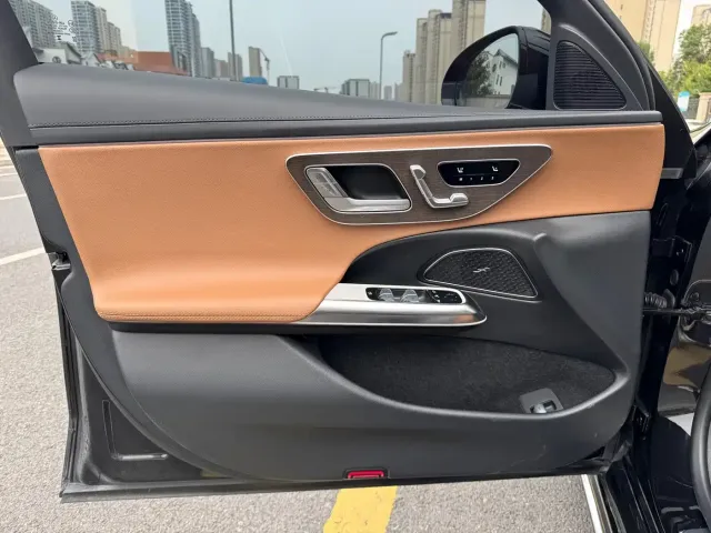 Mercedes-Benz E-Class — Фото автомобиля 4