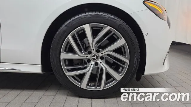 Mercedes-Benz E-Class — Фото автомобиля 21