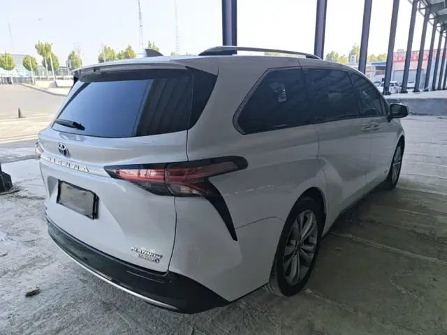 Toyota Sienna — Фото автомобиля 6