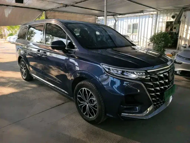 Roewe Roewe iMAX8 EV 2022 Gold Edition — Фото автомобиля 3