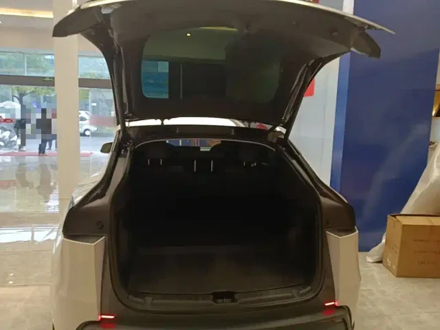 Tesla Model Y — Фото автомобиля 18