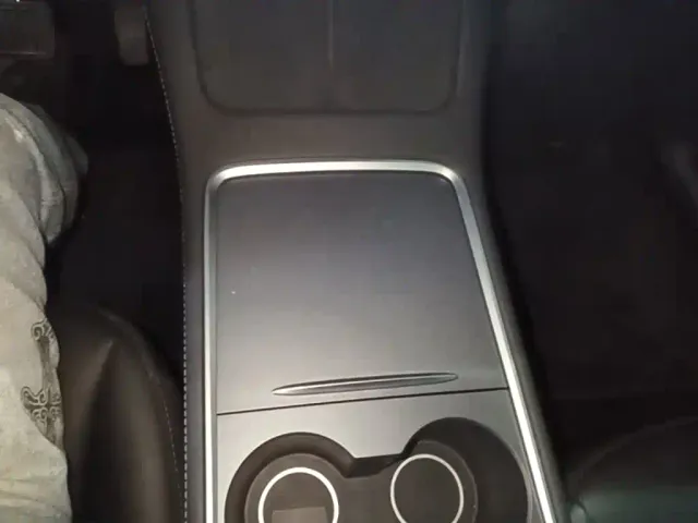 Tesla Model Y — Фото автомобиля 13