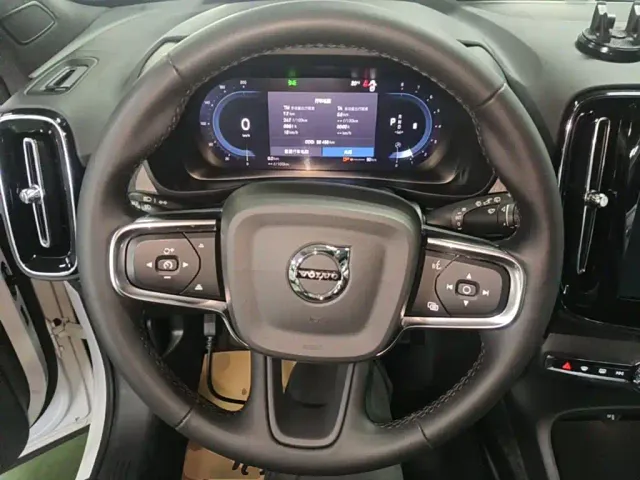 Volvo XC40 — Фото автомобиля 10