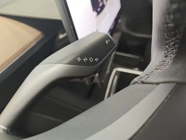Tesla Model Y — Фото автомобиля 13