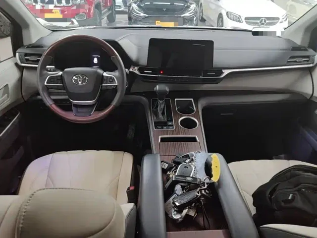 Toyota Sienna — Фото автомобиля 9