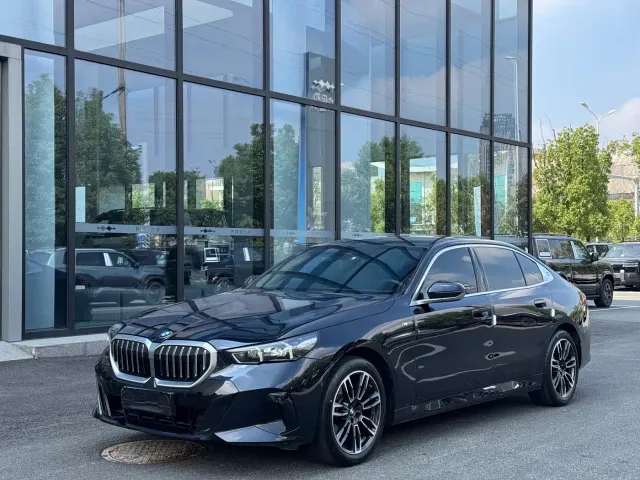 Фотография автомобиля — BMW 5 Series