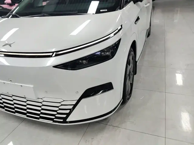 Xpeng X9 — Фото автомобиля 23