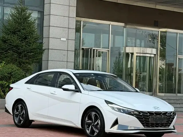 Hyundai Elantra 2022 1.5L CVT LUX Premium Edition — Фото автомобиля 3