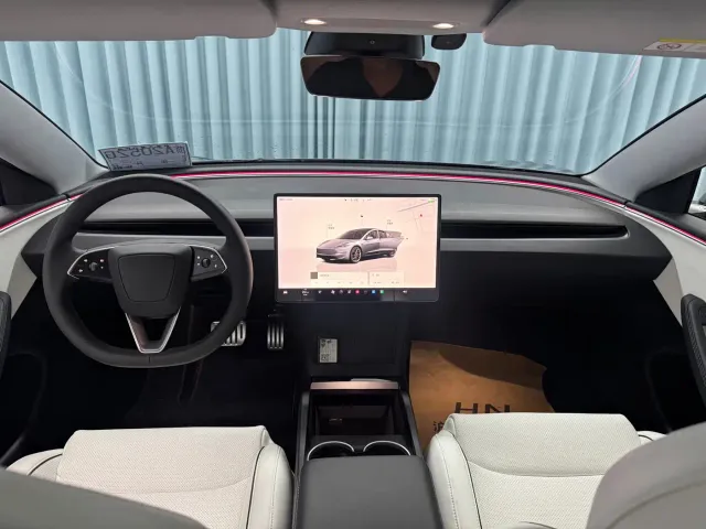 Tesla Model 3 — Фото автомобиля 5