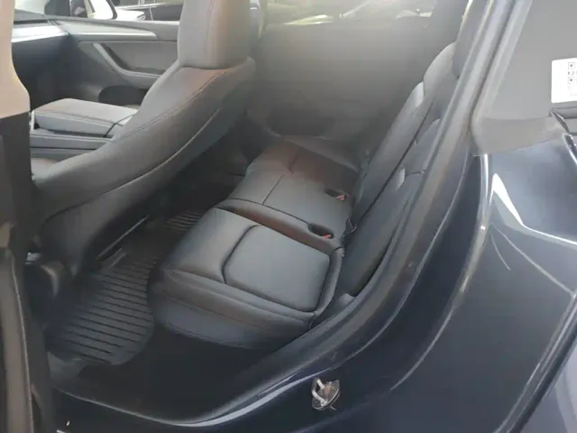 Tesla Model Y — Фото автомобиля 16