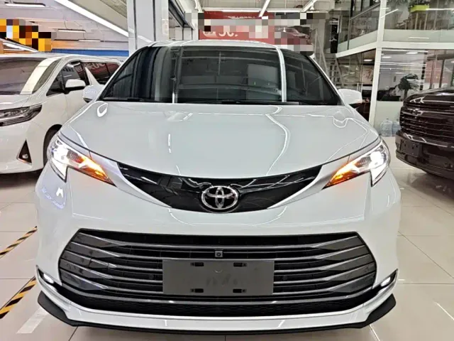 Toyota Sienna — Фото автомобиля 2