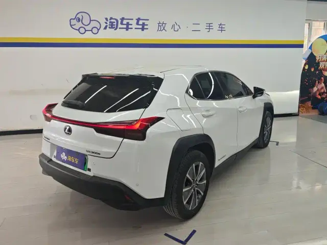 Lexus UX — Фото автомобиля 3