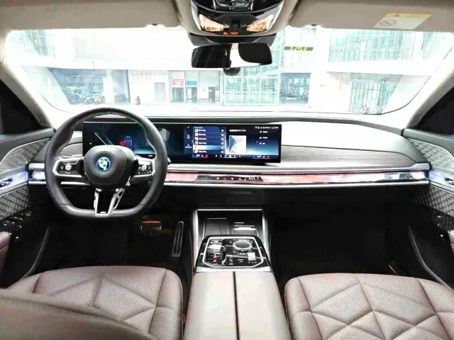 BMW i7 — Фото автомобиля 7