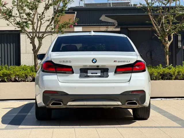 BMW 5 Series — Фото автомобиля 11