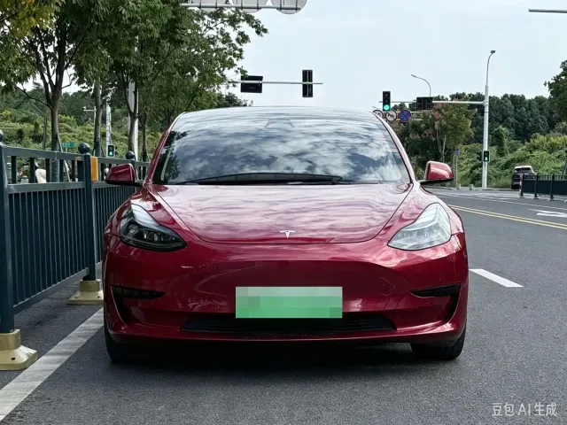 Tesla Model 3 — Фото автомобиля 2