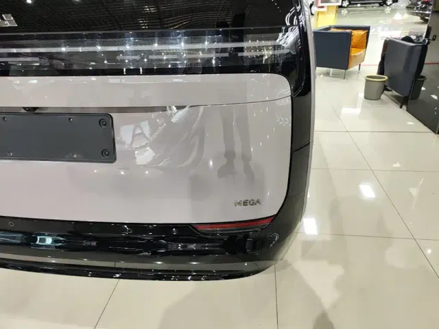 Li Auto MEGA — Фото автомобиля 7