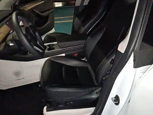 Tesla Model Y — Фото автомобиля 16