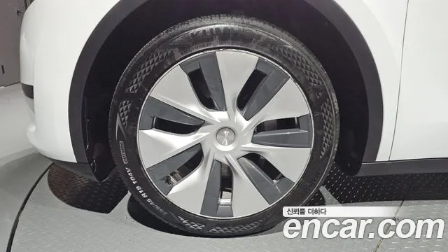 Tesla Model Y — Фото автомобиля 5