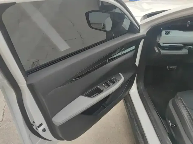 Changan Changan UNI-V 2022 1.5T Premium Model — Фото автомобиля 7