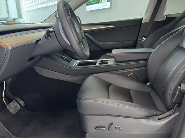Tesla Model Y — Фото автомобиля 5