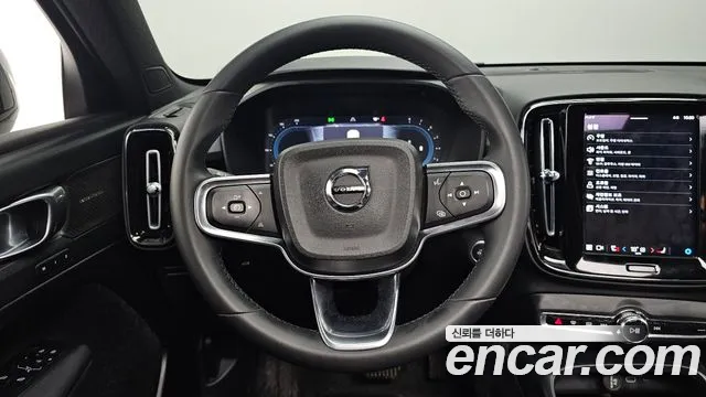 Вольво XC40 B4 Black Edition — Фото автомобиля 13