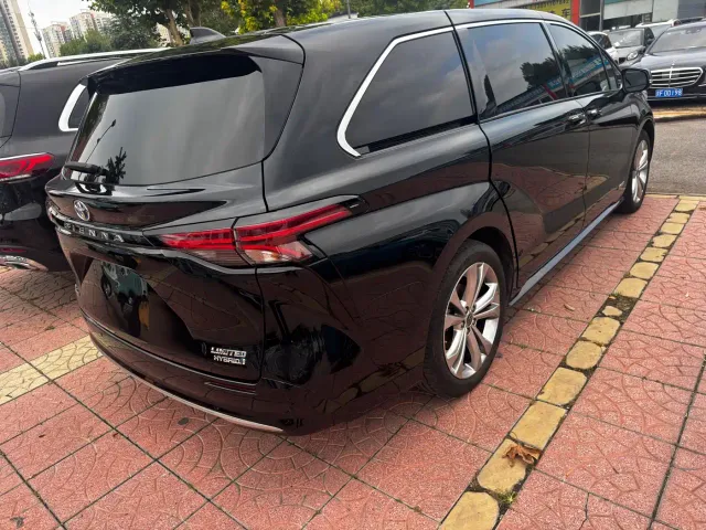 Toyota Sienna — Фото автомобиля 16