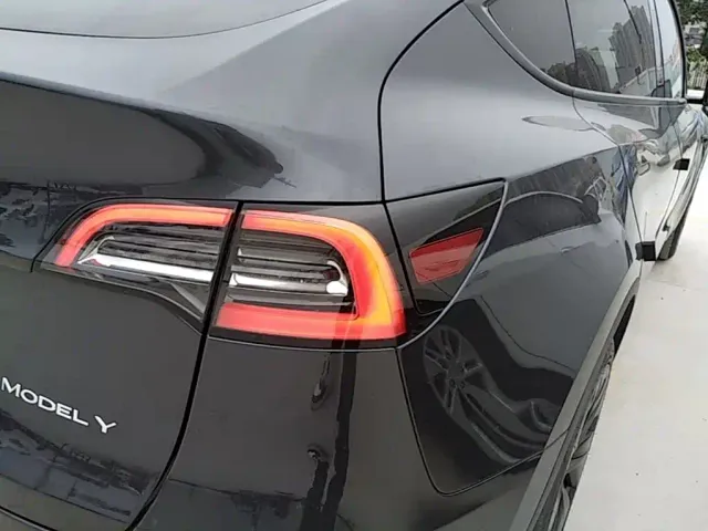 Tesla Model Y — Фото автомобиля 23