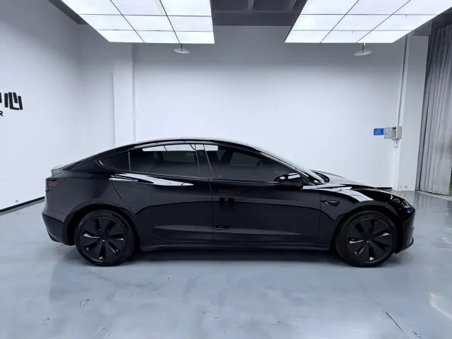 Tesla Model 3 — Фото автомобиля 8