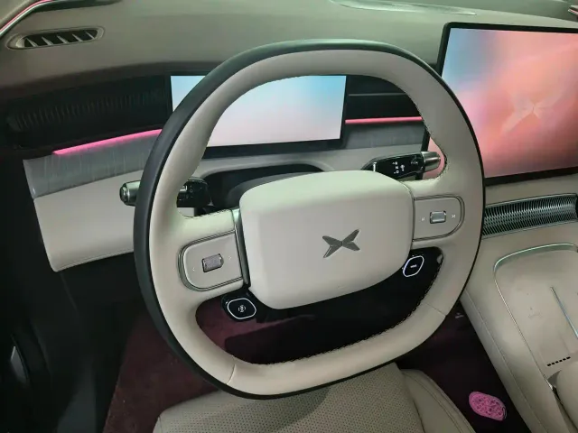 Xpeng X9 — Фото автомобиля 8
