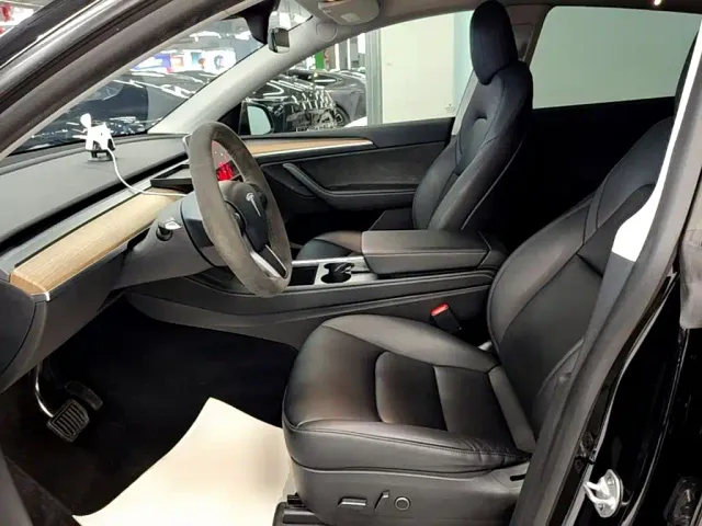 Tesla Model Y — Фото автомобиля 14
