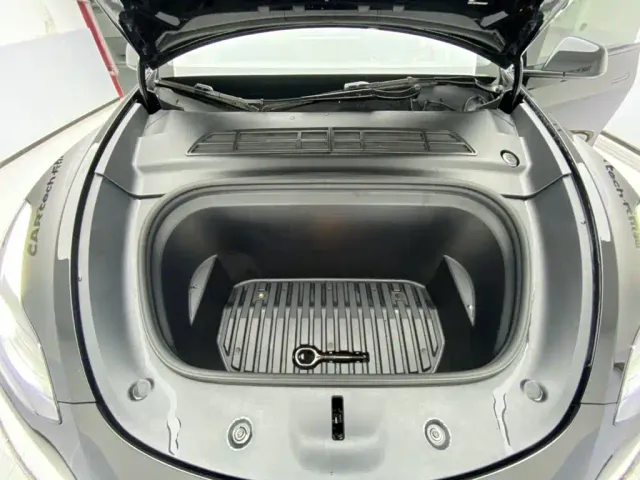 Tesla Model Y — Фото автомобиля 12