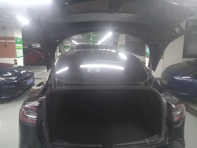 Tesla Model 3 — Фото автомобиля 18