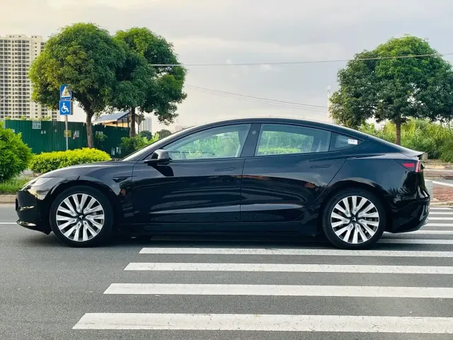 Tesla Model 3 — Фото автомобиля 8