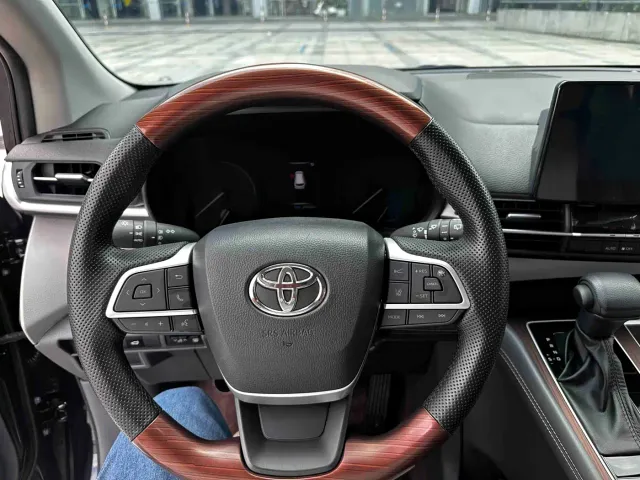 Toyota Sienna — Фото автомобиля 11