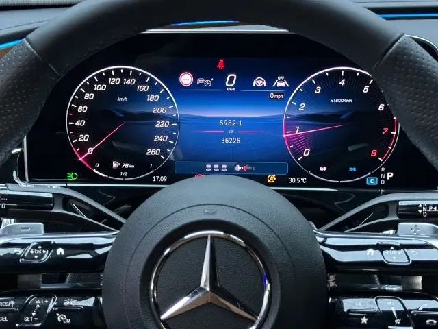 Mercedes-Benz E-Class — Фото автомобиля 12