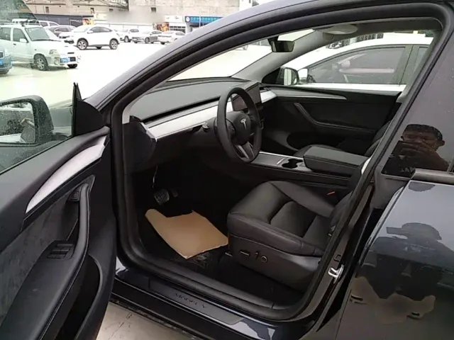 Tesla Model Y — Фото автомобиля 10